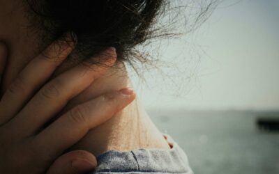 Mal di testa e collo: quando c’entra la cervicale e quando no